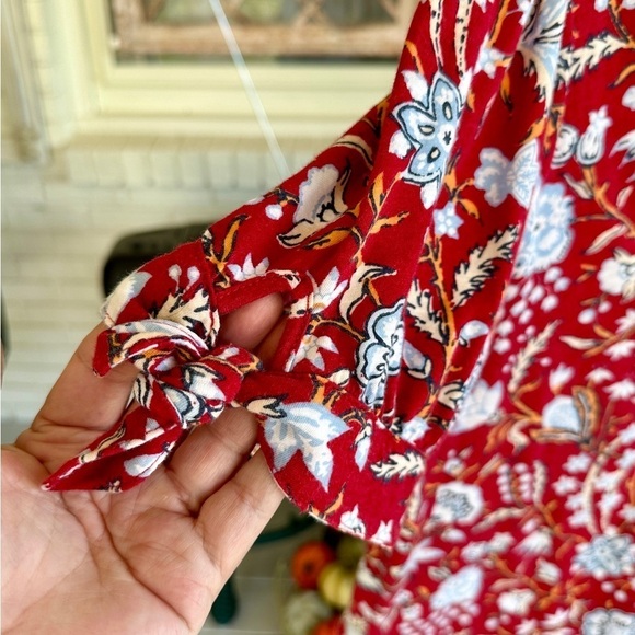 LOFT, WOMENS RED, FLORAL PRINT TOP. V-NECK, BUTTON FRONT, SHORT SLEEVE. SIZE L - Picture 4 of 7